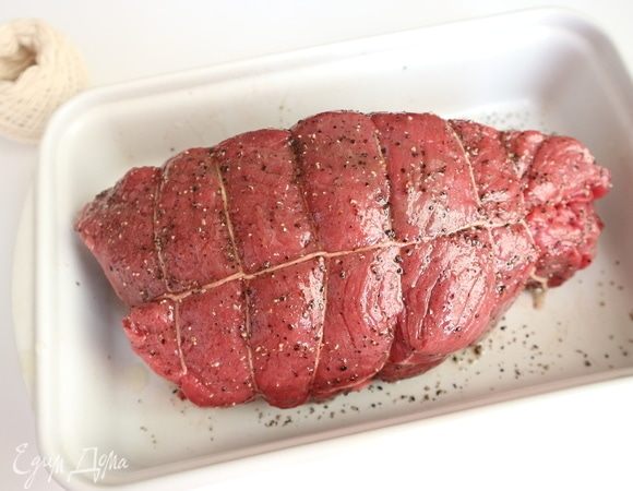 Поперчить. Хорошо со всех сторон смазать оливковым маслом, нежно массируя кусок. Если у вас масло натекло в форму, где вы подготавливаете его к выпечке, переложите его в другую (сухую) форму.