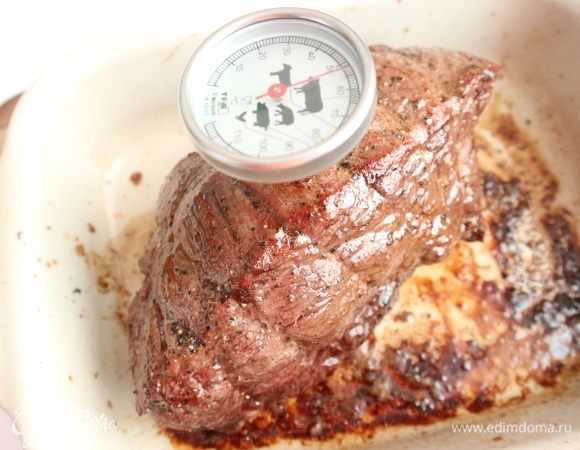 Поставьте мясо в духовку в жаропрочной форме на 20 минут (время зависит не только от размера отруба мяса, но и от вида отруба), полить выделяющимся соком, температуру убавить до 160°С. В процессе приготовления периодически поливать мясо выделяющимся соком. 