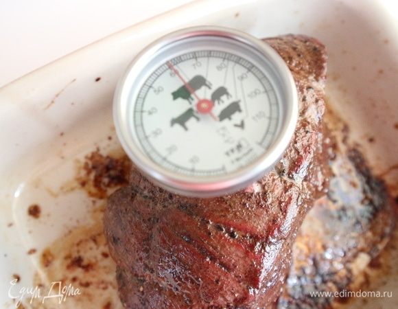 Запекать до полной готовности, у меня на это ушел, не считая 20 минут при 260°С, 1 час. Готовность проверяется температурным щупом, температура внутри самой толстой части куска должна быть в пределах 60–64°С.