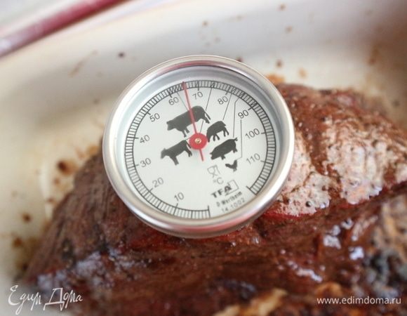 Мясо можно вынимать из духовки. 