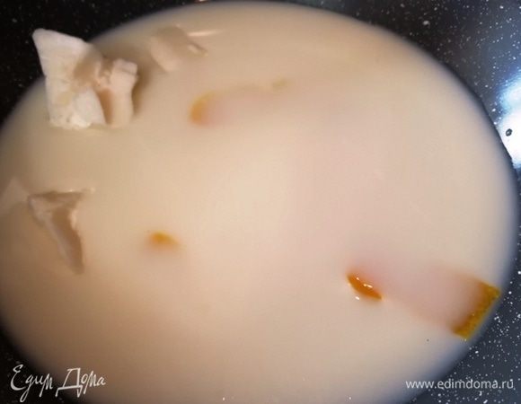 Молоко, воду, кокосовое масло и цедру половины лимона доведите до кипения. 