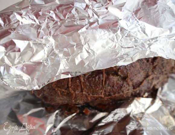 Завернуть в 2 слоя фольги. Можно предварительно смазать мясо небольшим количеством  сливочного масла. Минут 20 отдыха в фольге ростбифу будет достаточно. Это делается для стабилизации структуры, чтобы сохранить соки внутри куска.