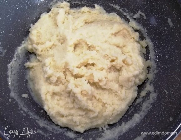 Постепенно всыпьте всю манную крупу ТМ «Националь». Охладите смесь до комнатной температуры.