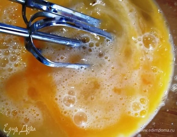 Яйца взбейте с сахаром.