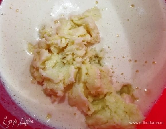 Добавьте заваренную манную крупу и перемешайте тесто с помощью миксера.