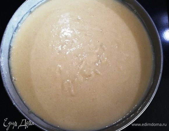 Возьмите форму диаметром 26 см, смажьте ее маслом и присыпьте мукой. Вылейте тесто в форму и отправьте в разогретую до 180°С духовку на 50 минут.