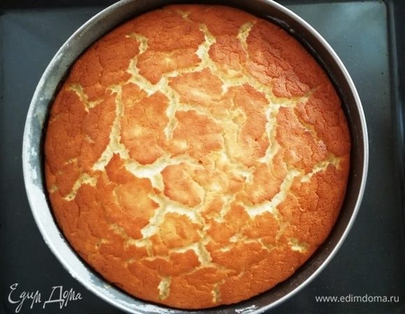 Вот такой аппетитный, нежный манник получится у вас. Традиционно манники не украшают, а просто посыпают сахарной пудрой. 