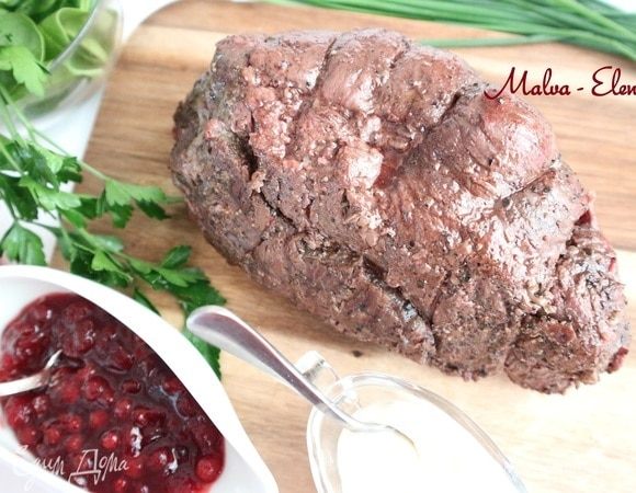 Развернуть фольгу, удалить кулинарную нить.