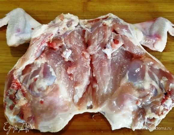 Курочку разрежьте по спинке и удалите позвоночник.