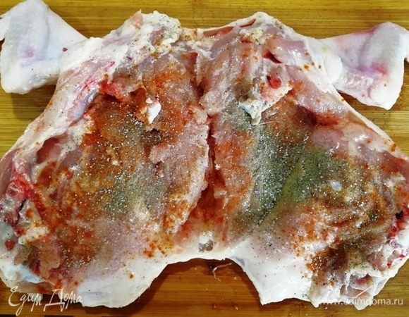 Посыпьте курочку копченой паприкой, черным молотым перцем и солью.