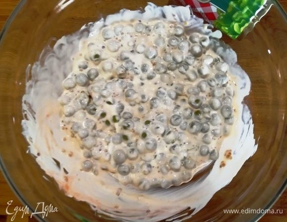 Перемешайте, при необходимости посолите.