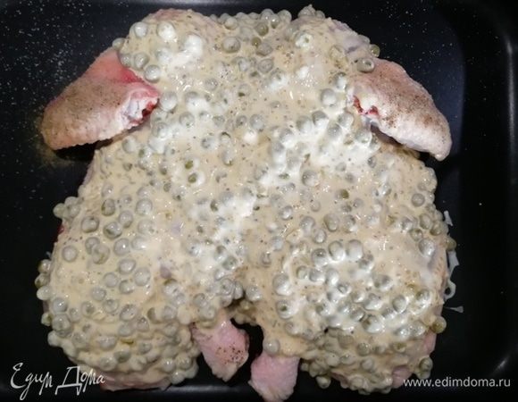 Выложите маринад на курицу и оставьте на 30 минут при комнатной температуре. Затем отправьте курочку в духовку, разогретую до 180°С на 1 час.