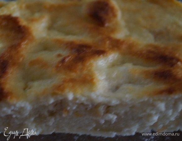 Все ингредиенты я смешиваю в пластиковой миске деревянной лопаткой до однородной массы. Нарезаю на средние кубики сладкое яблоко (очищаю от кожицы и сердцевины), кладу в последнюю очередь. После аккуратно выкладываю перемешанную творожную массу в неглубокую форму из жаропрочного стекла (форму смазываю сливочным маслом), у меня это крышка от 2-х литровой емкости из жаропрочного стекла, очень удобно, хорошо пропекаются все запеканки. Поверхность запеканки разравниваю лопаткой, иногда делаю незатейливый рисунок. 