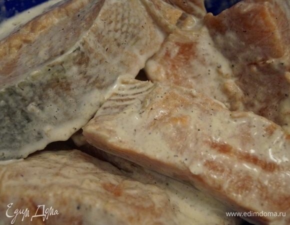 Четыре стейка кеты разрезаю на две части, удаляю кость. Получается 8 кусочков. Мариную рыбу с солью, перцем, майонезом — 2 часа, можно больше. 