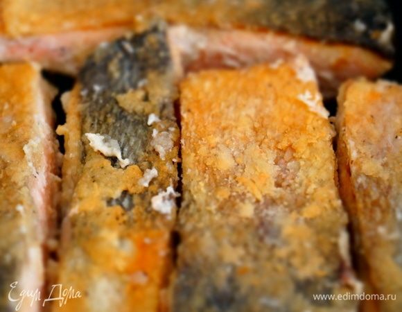 Обжариваю рыбу с двух сторон до румяной корочки.