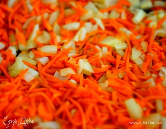 Морковь нарезаю мелкой соломкой, вы можете натереть. Лук режу не очень мелко. Овощи обжариваю на сковороде с растительным маслом до полуготовности, минут 7-10. В конце обжаривания, добавляю немного соли.