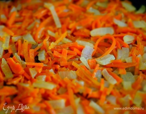 Когда овощи готовы, выкладываю их на обжаренную рыбу, сверху выливаю юшку оставшуюся от маринада, разбавленную кипятком, накрываю сковороду крышкой и оставляю тушиться 10-15 минут на медленном огне.