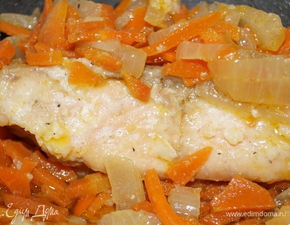 Рыбу можно подать с картофельным пюре или просто с овощами.