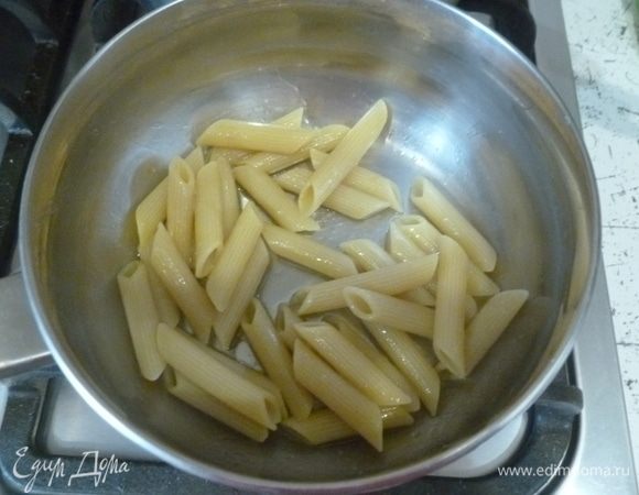 Макароны (я взяла цельнозерновые, они гораздо полезнее) отварить в подсоленной воде согласно инструкции, откинуть на дуршлаг, добавить немного масла, перемешать (чтобы макароны не слиплись). 