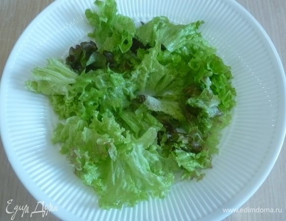 Салат нарвать руками в салатник. 