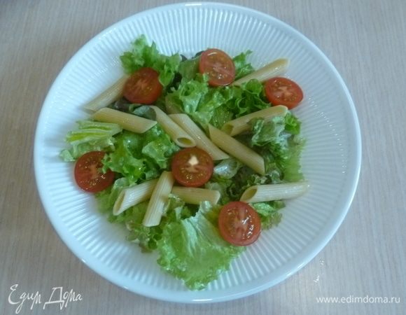 Черри разрезать на половинки. Сложить в салатник с макаронами.