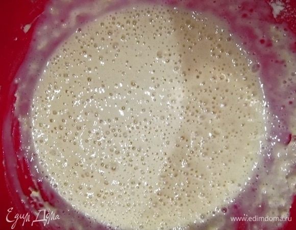 В подогретый кефир добавляем сахар, соль и дрожжи. Перемешиваем, оставляем на 10 минут.