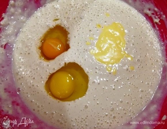 Добавляем куриные яйца, растопленный маргарин, ванилин. Перемешиваем.