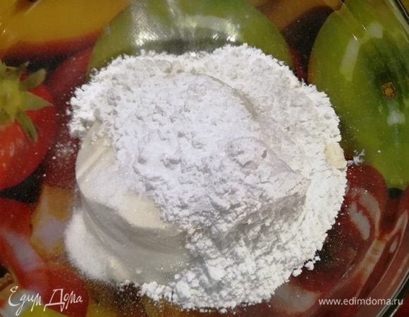 Рикотту смешиваем с сахарной пудрой и ванилином.