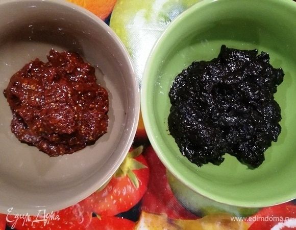 Барбарис и чернослив ТМ «Семушка» заливаем кипятком, оставляем на 10 минут. Затем сливаем, барбарис смешиваем с земляничным джемом, чернослив с клубничным джемом. По отдельности пробиваем начинки блендером.