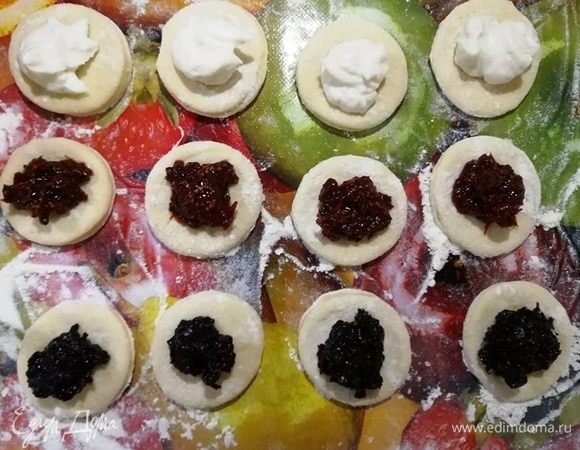 Делим заготовки на одинаковое количество. Раскладываем по ним 3 вида начинки.