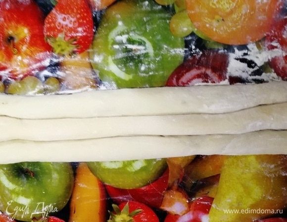 Сворачиваем каждую полоску в рулет.