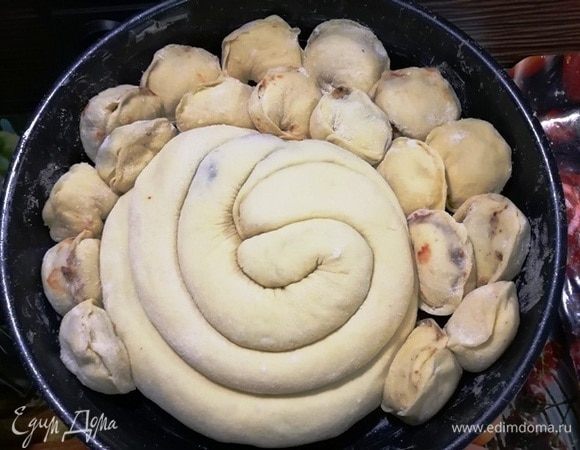 Скручиваем три рулета в колбаску и выкладываем пельмешки. 