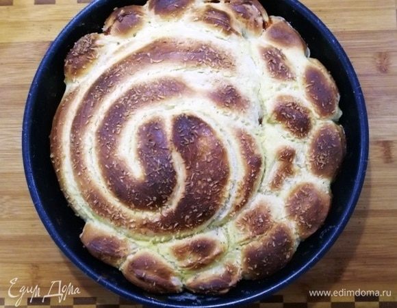 Достаем пирог из духовки.