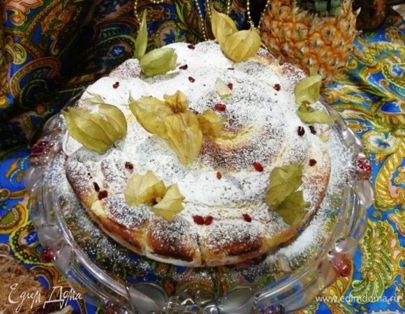 Украшаем по желанию. Я посыпала сахарной пудрой, украсила лепестками физалиса и ягодами барбариса.