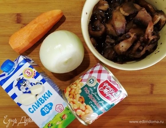 Подготовим ингредиенты. Лук, морковь, чеснок почистим. Грибы разморозим. Возьмем баночку белой фасоли с грибами ТМ «Фрау Марта».