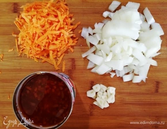 Лук нарежем, морковь натрем, чеснок нарежем пластинками. Откроем баночку фасоли с грибами ТМ «Фрау Марта». :)