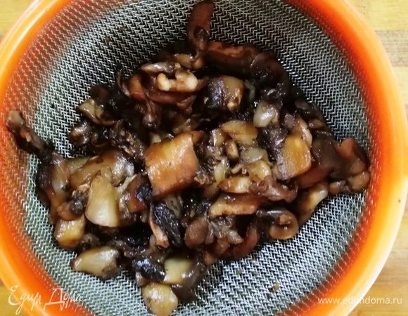 Из размороженных шампиньонов сольем жидкость. Не выливать! Это наш бульон для супа. 