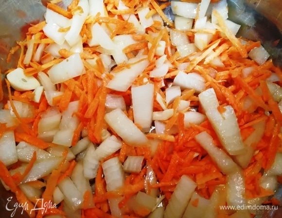 В 1 ст. л. оливкового масла обжарим лук, морковь и чеснок до мягкости.