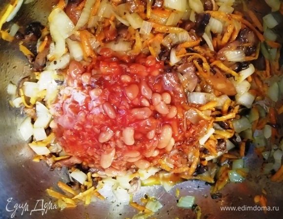 Добавим баночку фасоли со всем содержимым. Перемешаем.