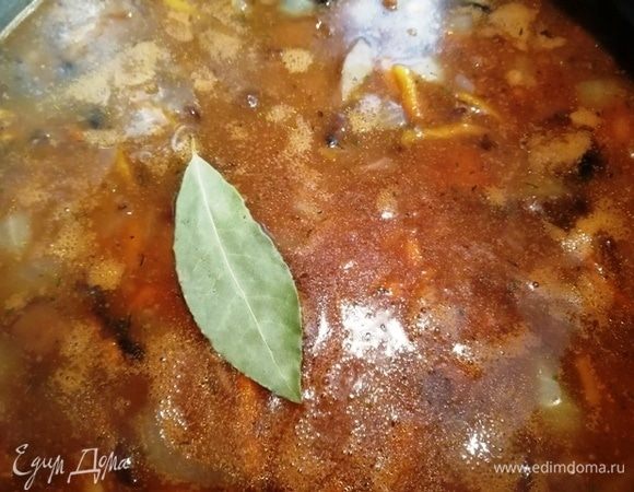 Добавим жидкость от шампиньонов и специи по вкусу. Я добавила только лавровый лист и чуток соли, тушим 10 минут.