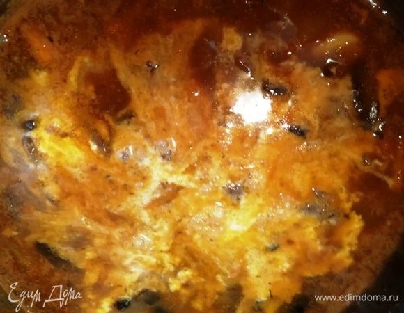 Добавляем сливки, доводим до кипения и снимаем кастрюлю с плиты.