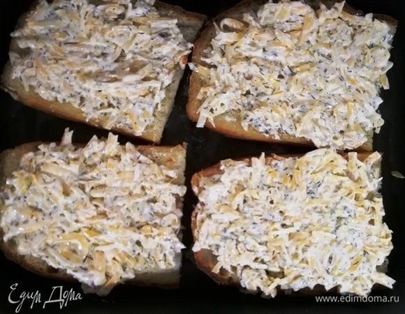 Я подаю суп с сырно-чесночными гренками. Можно подать с сухариками. Накануне я пекла хлеб. Нарезала, сбрызнула кусочки оливковым маслом, смешала натертый сыр с чесноком и майонезом и запекла гренки в духовке при максимальной температуре в течении 7 минут.