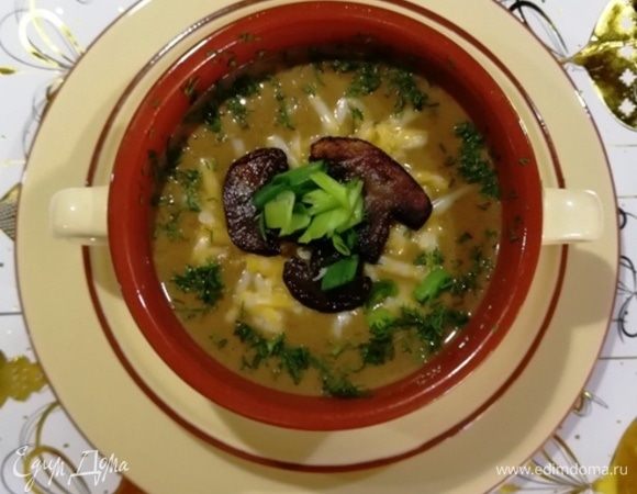 Разливаем суп по тарелкам, посыпаем тертым сыром, зеленью.