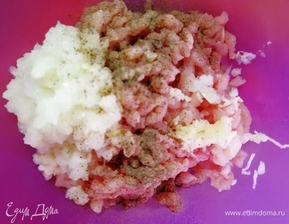 Пропустим через мясорубку куриное филе, лук и чеснок. Посолим и поперчим.