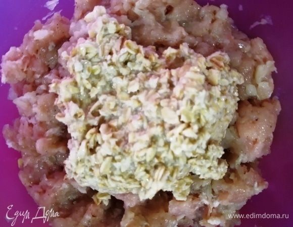 Добавим разбухшие овсяные хлопья ТМ «Националь» и перемешаем.