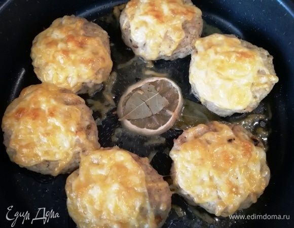 Вынимаем наши румяные котлетки.