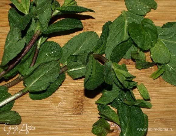 Нам для печенья надо 50 шт. листиков мяты. Это будет приблизительно 7 г. Стебли не рекомендуется использовать. Хотите ярче выраженный мятный вкус, тогда просто увеличьте количество мяты. 