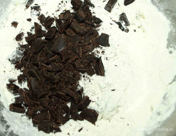 Муку просеять. Добавить разрыхлитель, шоколад. Соединить с маслянисто-яичной смесью. 