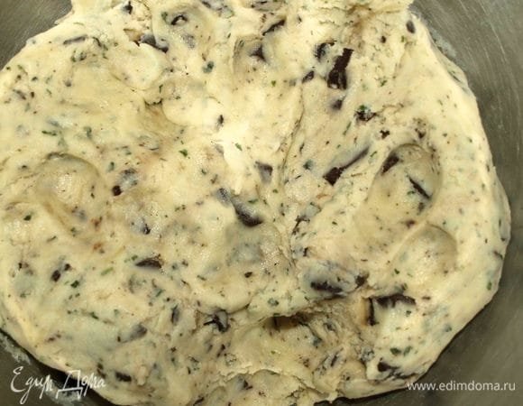 Замешиваем тесто. Муку подсыпаем постепенно (муки может понадобиться меньше). Замешиваем мягкое, податливое, не липнущее к рукам тесто. Тесто отправляем в холодильник на 30 минут.