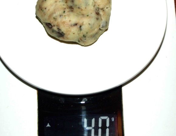 Отрываем кусочек теста (у меня 40 г), скатать шарик и приплюснуть его. 